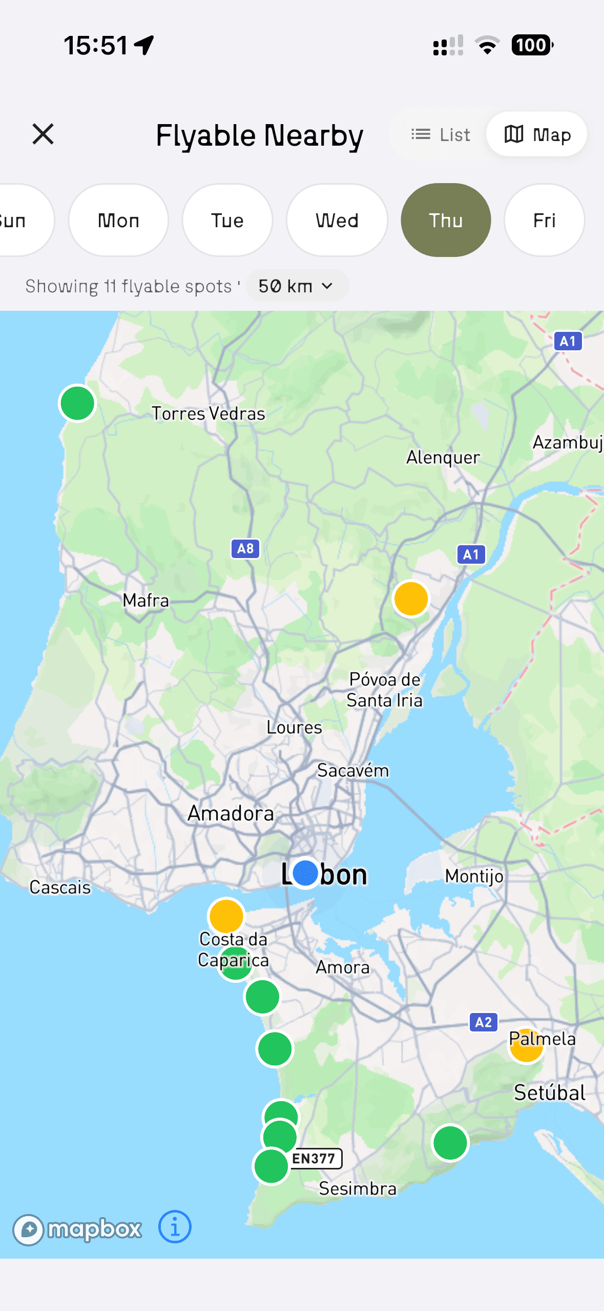Map of flyable paragliding spots near Lisbon, with green markers for currently flyable sites